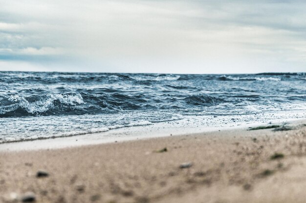 Playa con océano y cielo.