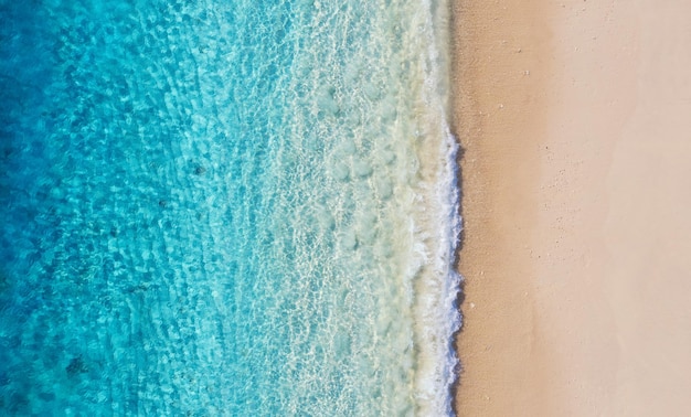 Playa y océano como fondo desde la vista superior Fondo de agua azul desde la vista superior Paisaje marino de verano desde el aire Imagen de viaje