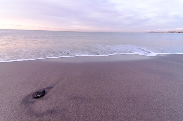 Playa y ola al amanecer