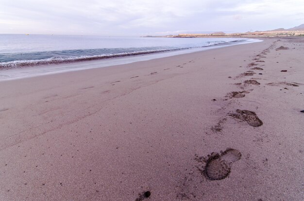 Playa y ola al amanecer