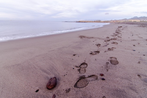 Playa y ola a la hora del amanecer en Tenerife Islas Canarias España