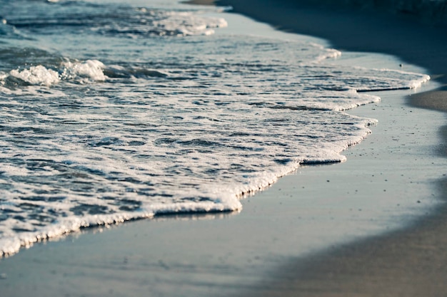 Una playa con una ola pequeña