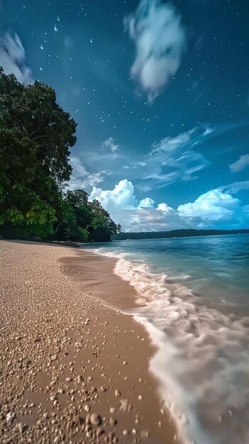 Foto una playa con una ola que está en la arena