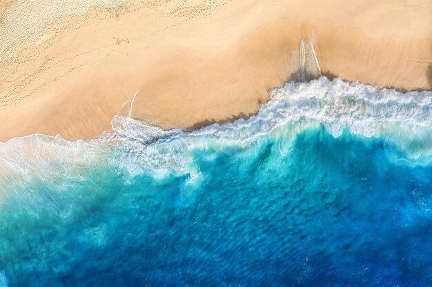 Playa y olas como fondo desde la vista superior Fondo de agua azul de drone Paisaje marino de verano desde el aire Isla de Bali Indonesia Imagen de viaje