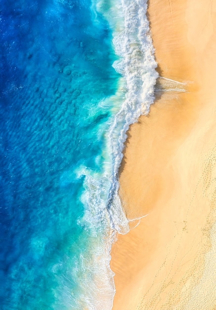 Playa y olas como fondo desde la vista superior Fondo de agua azul de drone