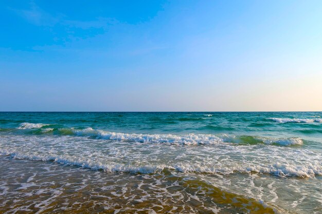 Foto playa con olas y fondo de agua de mar azul