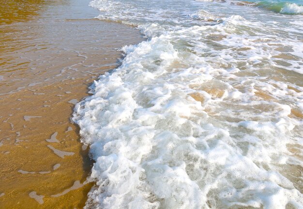 Playa con olas y fondo de agua de mar azul