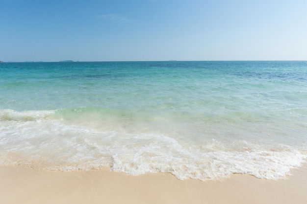 Playa y olas mar tropical con cielo azul en un día soleado espacio de copia de fondoxDxAxA