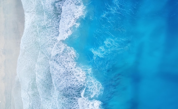 Foto playa y olas desde la vista superior fondo de agua turquesa desde la vista superior paisaje marino de verano desde el aire vista superior desde drone concepto e idea de viaje