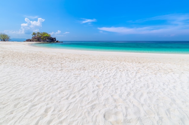 Foto playa paradisíaca y el cielo azul en la isla khai en la provincia de satun, tailandia