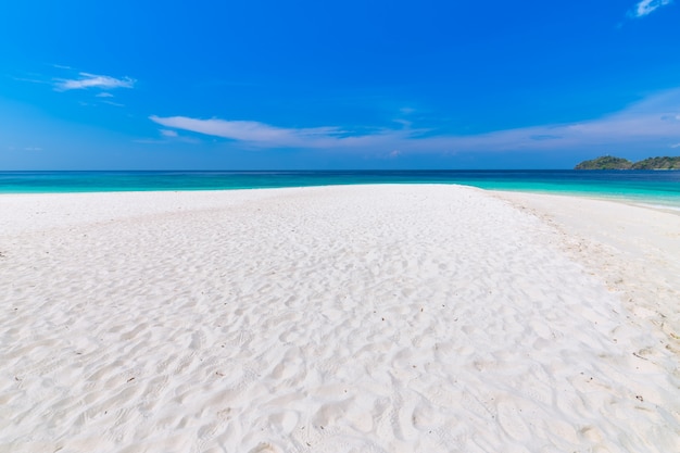 Playa paradisíaca y el cielo azul en la isla Khai en la provincia de Satun, Tailandia