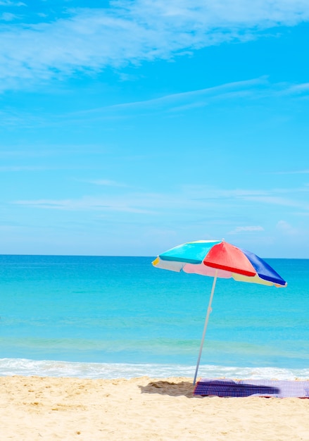 playa de paraguas arena blanca y cielo azul