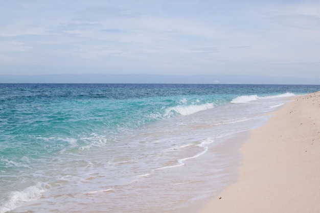 Playa paraíso de aguas azules con arena blanca coralina, Filipinas