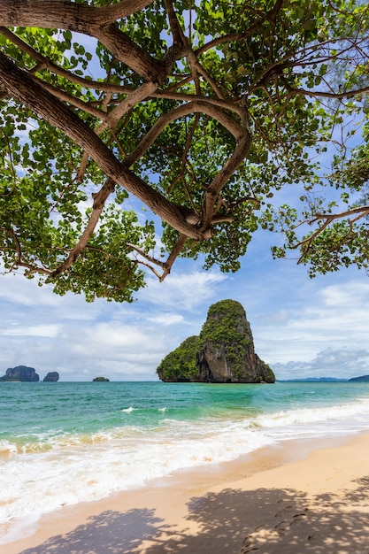 Playa paraíso en isla tropical con cielo azul en la playa de Railay