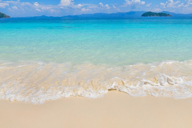 Playa del paraíso tropical de la hermosa isla en un día soleado en Tailandia