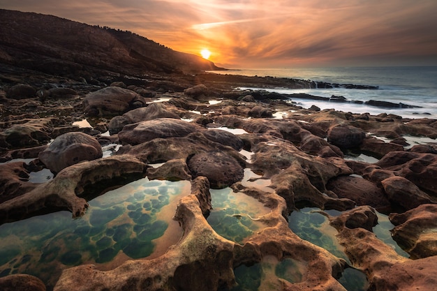 Playa de Paramoudras en la costa vasca, extraña playa de formaciones realmente geológicas.