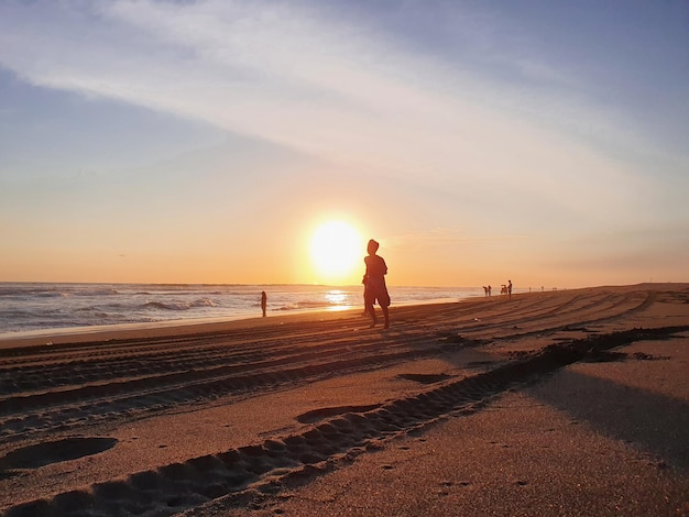 Playa Parangtritis por la tarde al atardecer