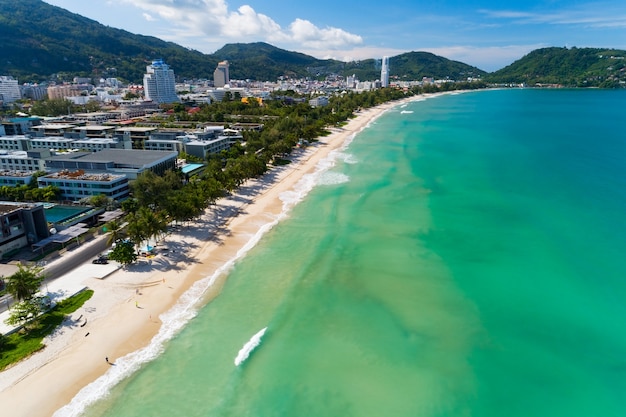 Playa de Patong Phuket Tailandia en septiembre 16-2021 Increíble playa hermoso mar en el mar de Andaman Vista aérea Cámara de drones Vista de ángulo alto.