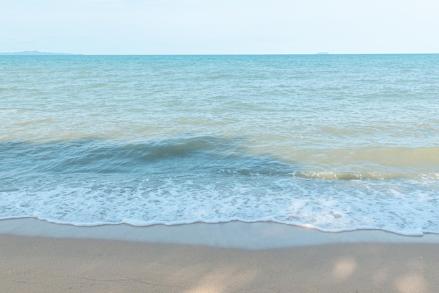 La playa de Pattaya, Tailandia, da la bienvenida a los turistas