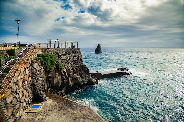 Playa de la pequeña ciudad de Funchal