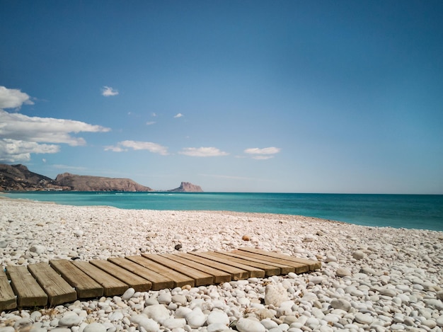 Una playa de piedra en el mar Mediterráneo