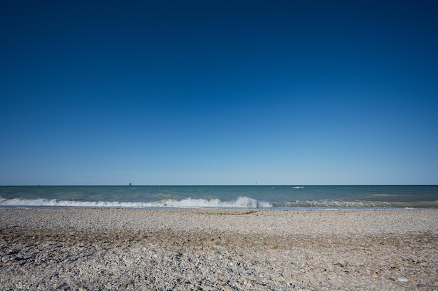 Playa de piedras de guijarros del mar Adriático Porto Sant Elpidio Italia