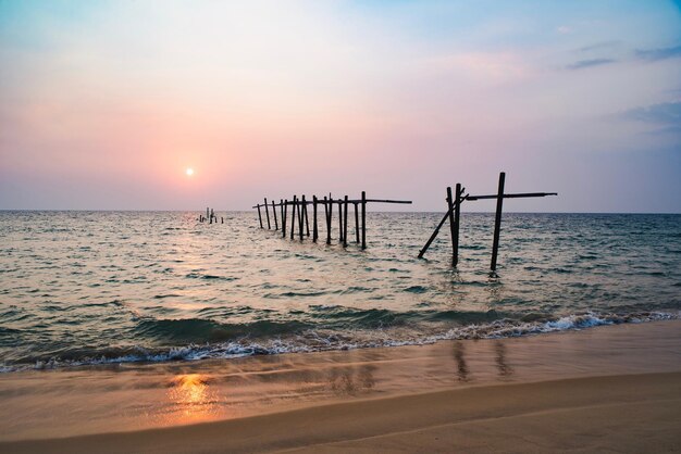 La playa de Pilai es el punto de vista de la puesta de sol con el naufragio del puente donde se encuentra en Phang nga Tailandia