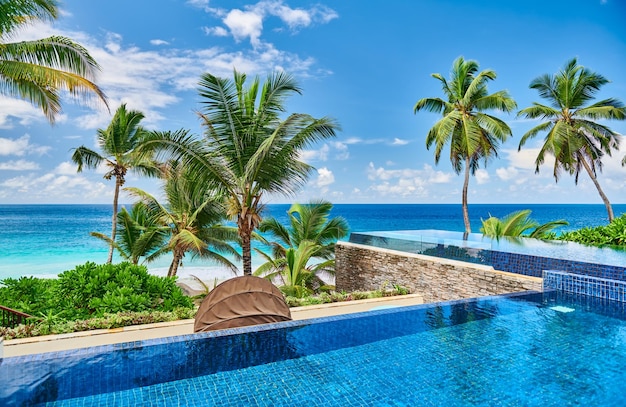 Playa con piscina de resort en Seychelles