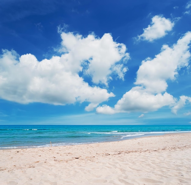 Playa Platamona bajo un cielo nublado