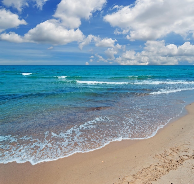 Playa Platamona bajo un cielo nublado