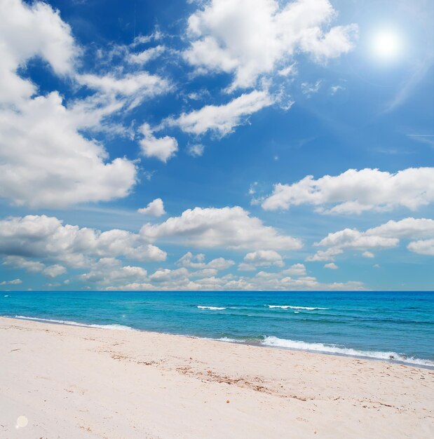 Foto playa platamona bajo un cielo nublado