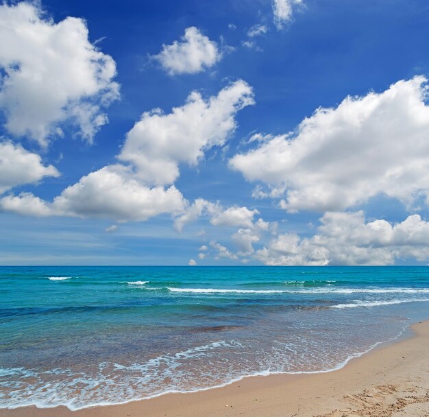 Playa Platamona bajo un cielo nublado