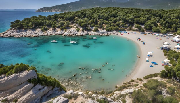 Foto una playa con una playa de arena y una costa con una playa y barcos en el agua