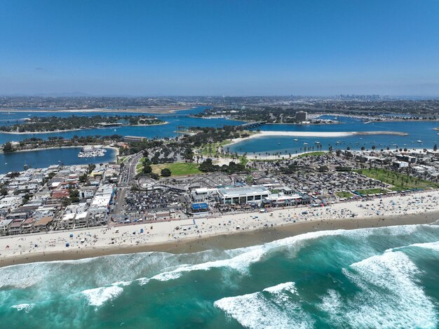 una playa con una playa y una ciudad en el fondo