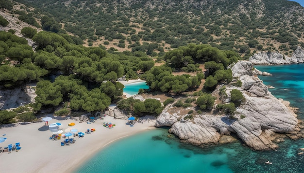 una playa con una playa y una praia y una playa con un playa y una silla de playa