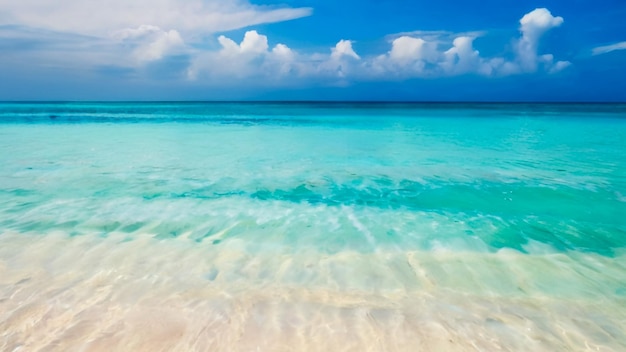 una playa con unas pocas nubes blancas en el cielo