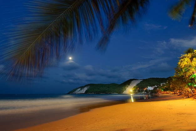 Playa de Ponta Negra, con Morro do Careca al fondo, en una noche de luna llena, Natal, Rio Grande do Norte, Brasil el 19 de febrero de 2008.