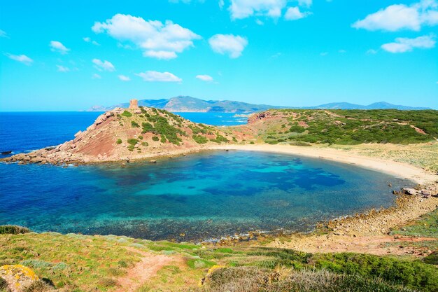 Playa de Porticciolo en un día nublado en el verano Cerdeña