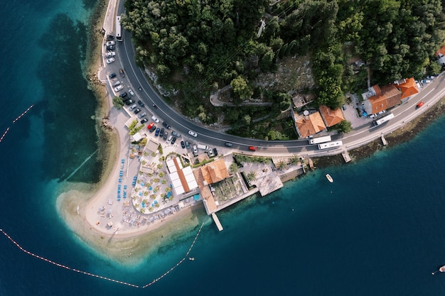 Playa privada en un cabo cerca del hotel cerca de la autopista en la orilla del mar lepetane montenegro dron