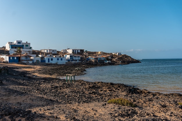 Foto playa del pueblo pesquero de majanicho, al norte de la isla de fuerteventura, islas canarias. españa