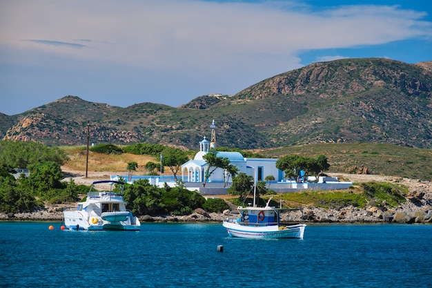 La playa y el pueblo pesquero de pollonia en milos grecia