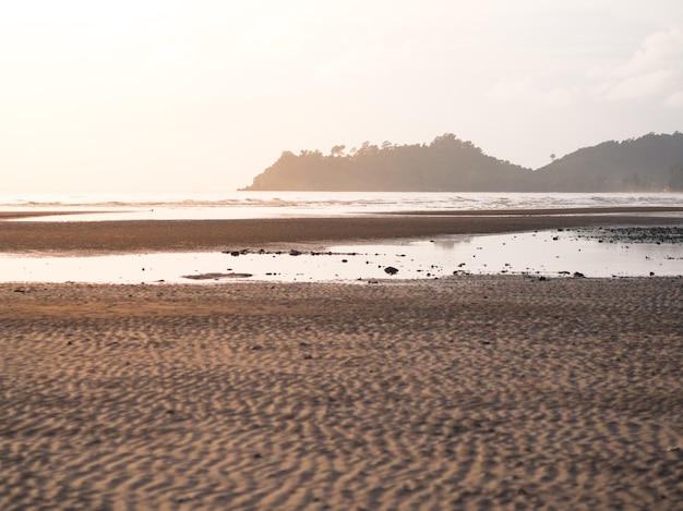 Playa puesta de sol en Tailandia.