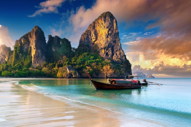 Playa de Railay al amanecer en Krabi, Tailandia.