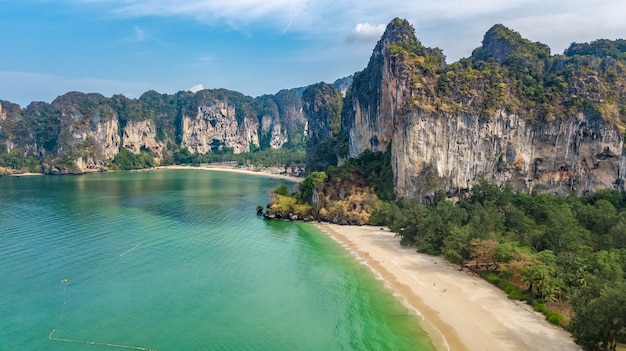 Playa Railay en Tailandia, provincia de Krabi, vista aérea de aves de la playa tropical Railay y Pranang