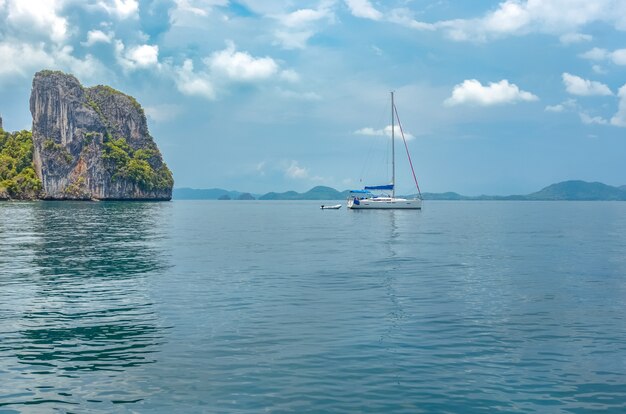 Playa Railay en Tailandia, provincia de Krabi, vista de las playas tropicales de Railay y Pranang con rocas y palmeras, costa del mar de Andaman