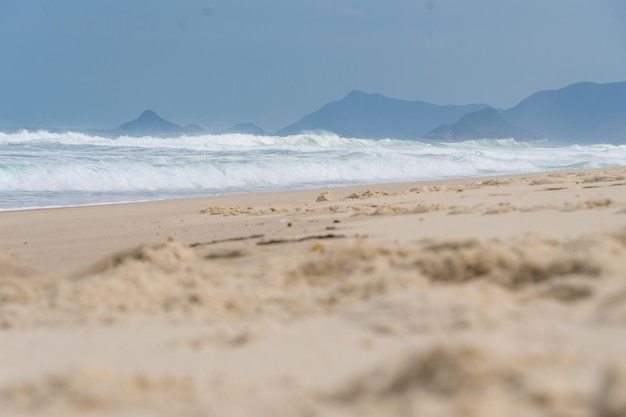 Playa de Reserva en Río de Janeiro Día soleado con algunas nubes Playa vacía