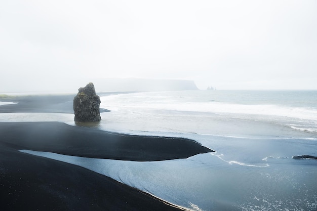 Playa Reynisfjara con arena volcánica negra, costa del océano Atlántico, Islandia