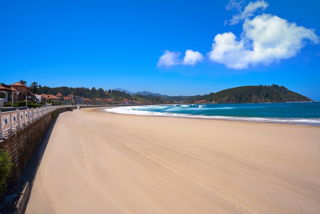 Playa Ribadesella Santa Marina en Asturias de España