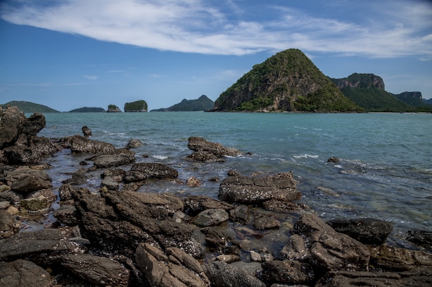 Playa de roca y arena, paisaje de la isla de Koram, Parque Nacional Sam Roi Yod, provincia de Prachuap Khiri Khan, Tailandia