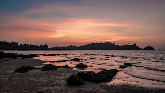 Playa de roca de mar al amanecer